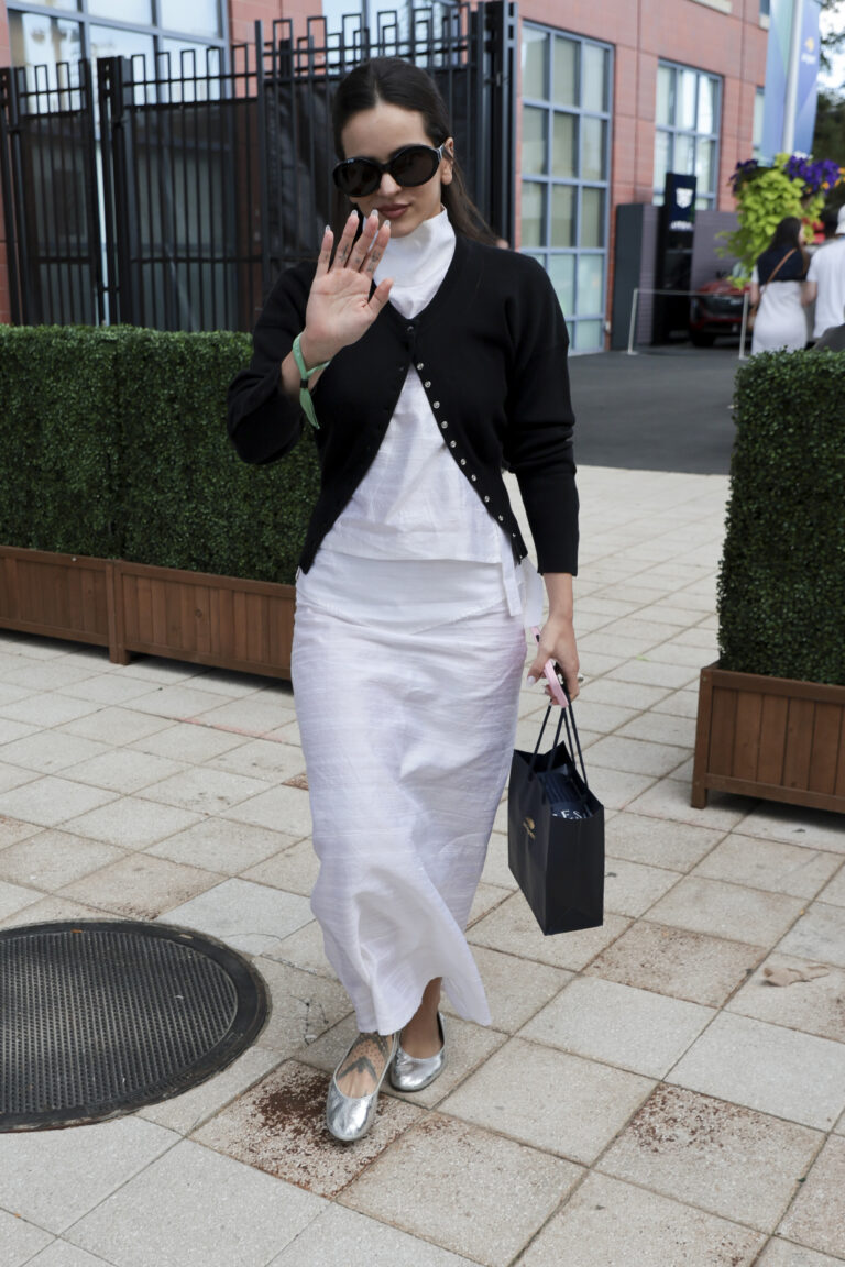 Como Rosalía adiantou o tema do álbum LUX em seus looks como rosalía divulgou lux pelos seus looks looks da rosalía lux