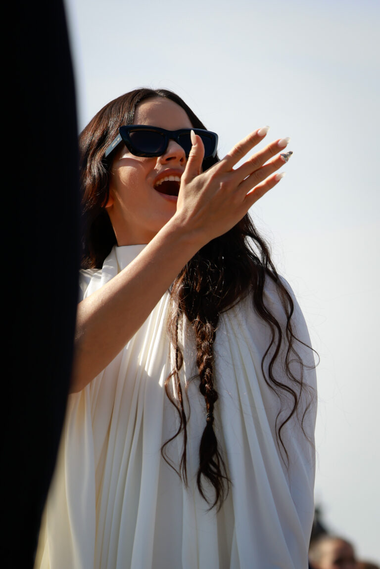 Como Rosalía adiantou o tema do álbum LUX em seus looks como rosalía divulgou lux pelos seus looks looks da rosalía lux