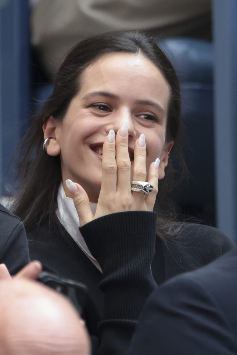 Como Rosalía adiantou o tema do álbum LUX em seus looks como rosalía divulgou lux pelos seus looks looks da rosalía lux