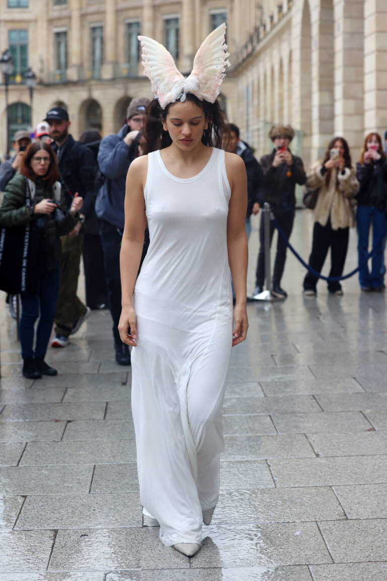 Como Rosalía adiantou o tema do álbum LUX em seus looks como rosalía divulgou lux pelos seus looks looks da rosalía lux