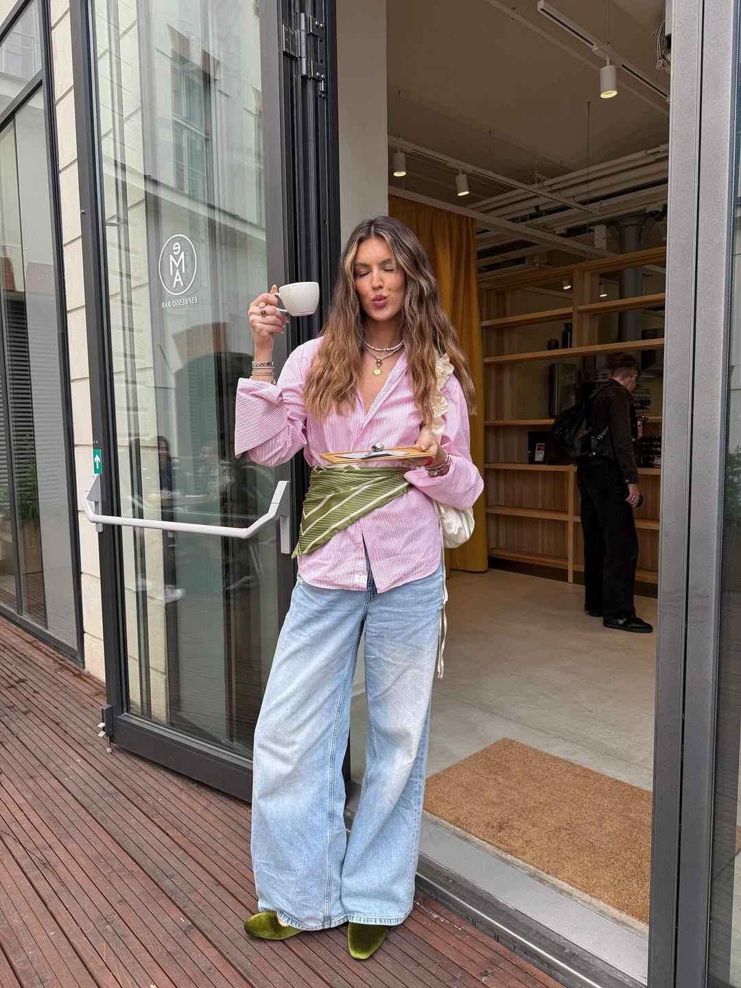 8 truques de styling que elevam qualquer look básico de primavera truques de styling