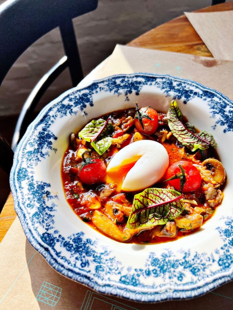 2 restaurantes para conhecer um pouco da história da gastronomia paulistana ovo mollet com cogumelos tomates e ervas 2