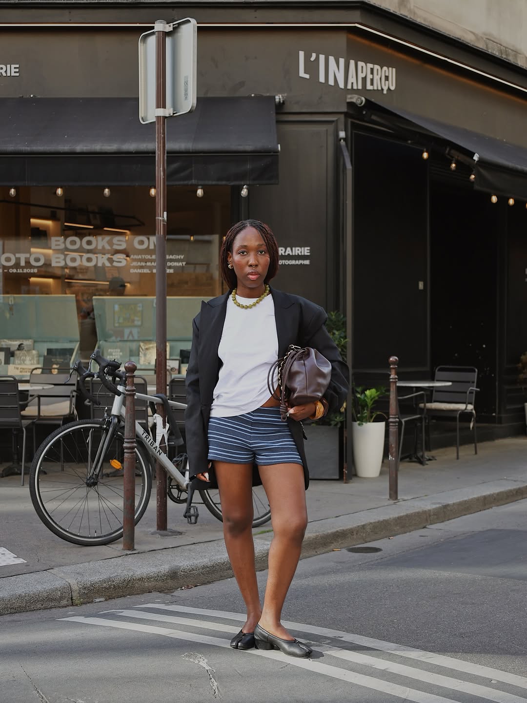 8 truques de styling que elevam qualquer look básico de primavera truques de styling