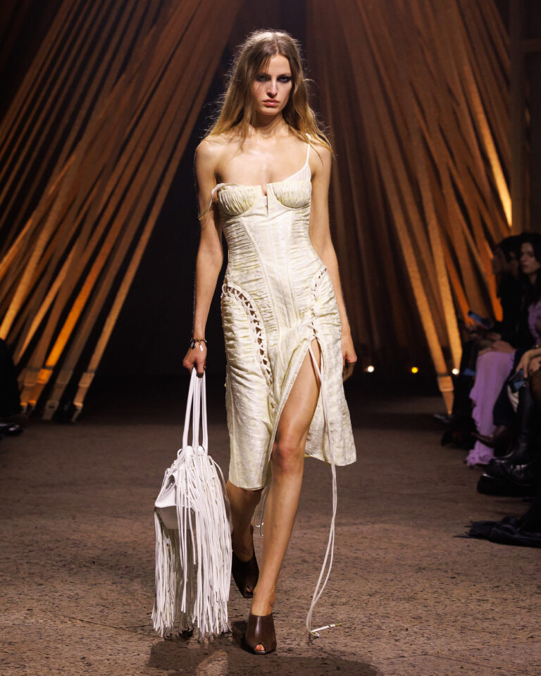 tendencias de verao 2026 McQueen SS26 Look 10