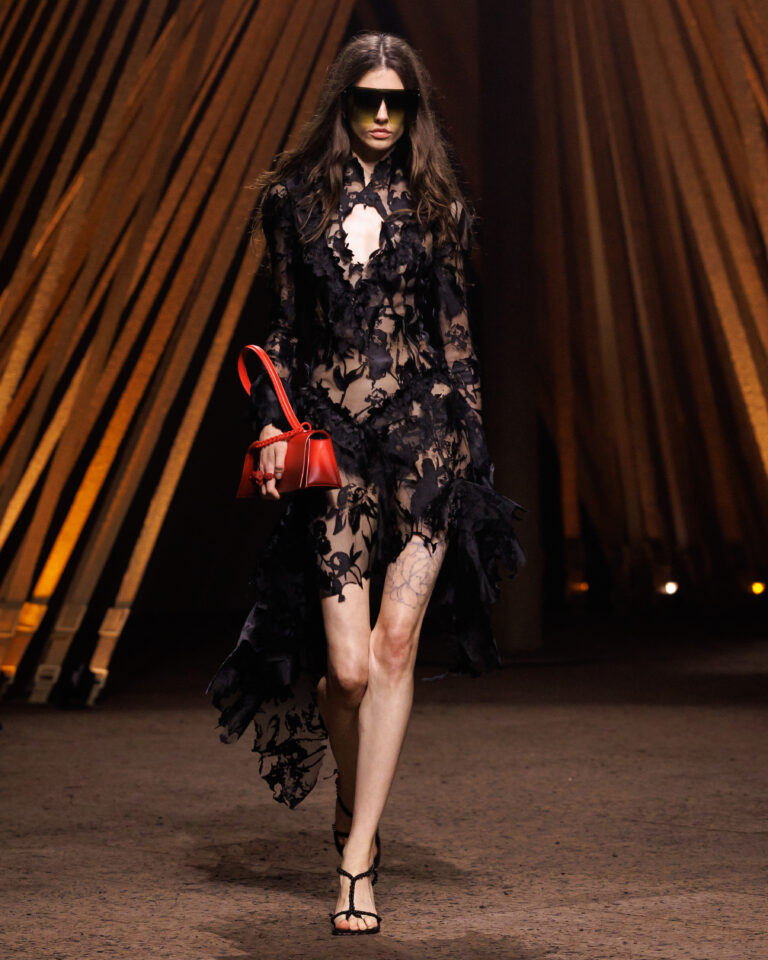 tendencias de verao 2026 McQueen SS26 Look 45