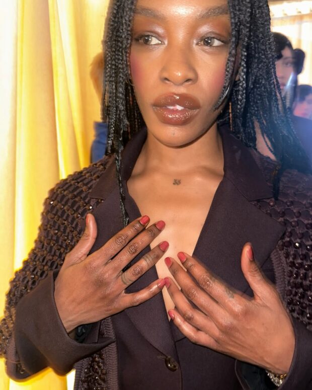 As unhas quadradas curtas estão mais em alta do que nunca unhas quadradas curtas