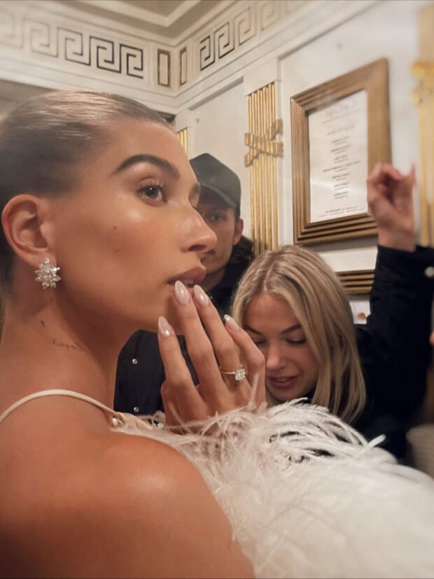 As unhas brancas e delicadas estão em alta – e nós te ajudamos a encontrar o esmalte perfeito unhas brancas e delicadas