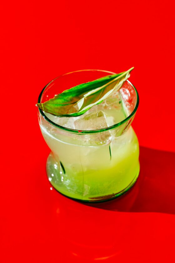 Os 10 drinks clássicos mais pedidos nos bares de São Paulo e suas mil variações BASIL SMASH tom caillarec t6LNBu520M unsplash