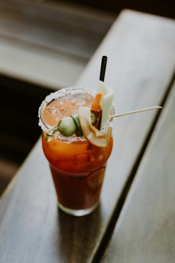 Os 10 drinks clássicos mais pedidos nos bares de São Paulo e suas mil variações BLOODY MARY toni osmundson arCQ2Xgt OE unsplash