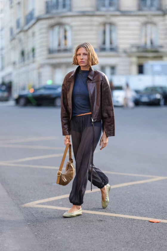 É assim que as fashionistas estão usando a calça transparente no dia a dia look com calça transparente