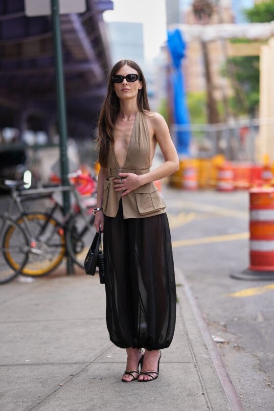 É assim que as fashionistas estão usando a calça transparente no dia a dia look com calça transparente