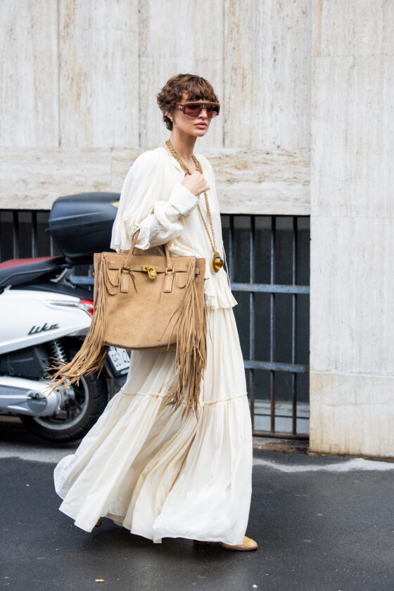 6 peças de camurça que valem o investimento nessa temporada peças de camurça