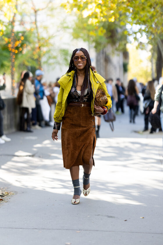 6 peças de camurça que valem o investimento nessa temporada peças de camurça