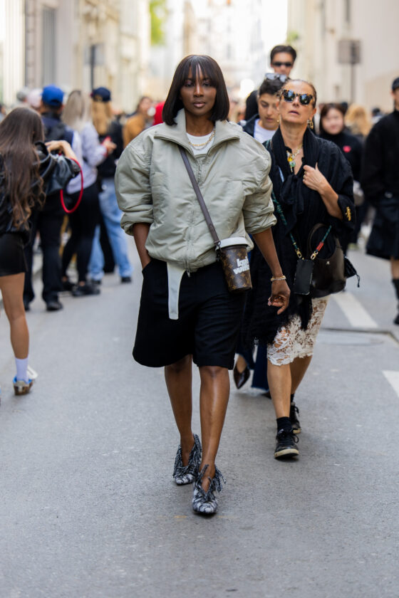 5 maneiras estilosas de incluir as jaquetas acolchoadas no office look jaquetas acolchoadas no office look