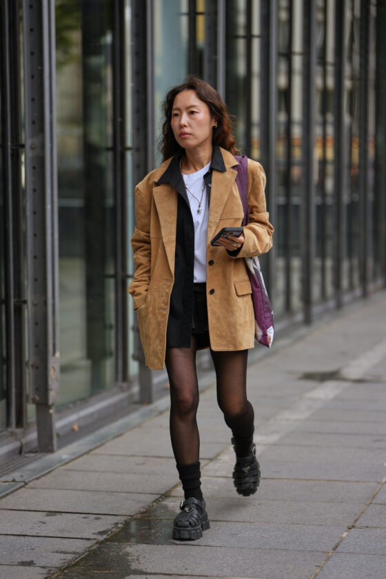 6 peças de camurça que valem o investimento nessa temporada peças de camurça