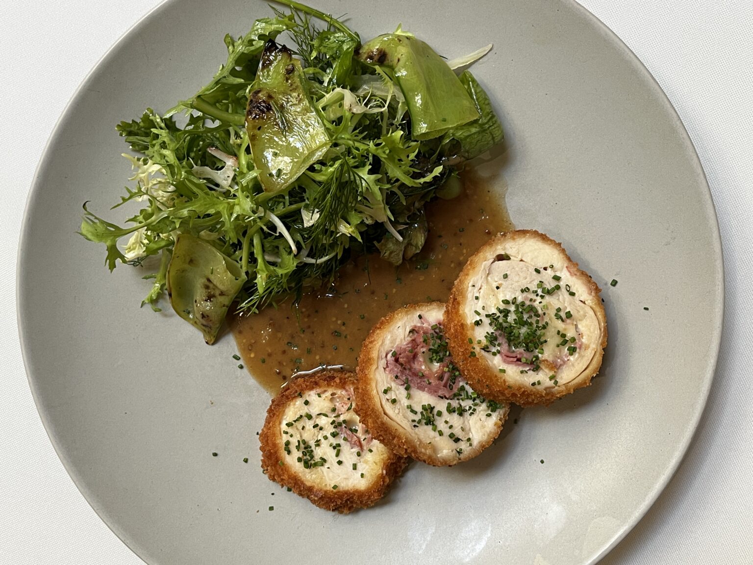 Menu executivo Lilia Bistro Frango Cordon Bleu Credito Joca Vidal