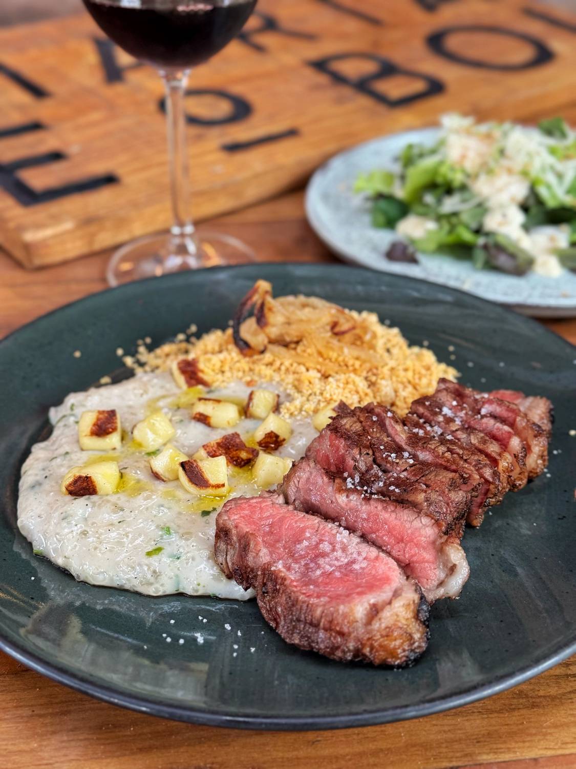 Menu executivo Maria e o Boi corte do dia com polenta cremosa de tapioca e coalho Credito Divulgacao