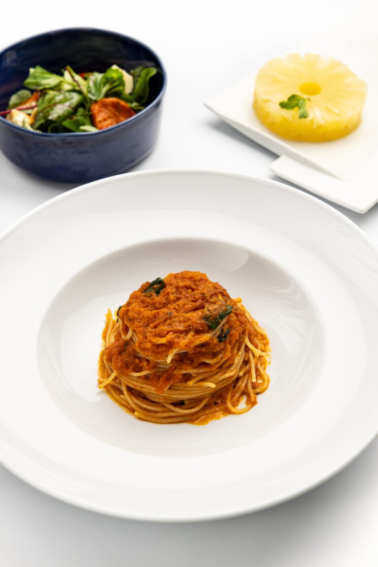 Menu executivo Picchi Salada de folhas queijo de cabra e amendoas spaghettini a matriciana Creditos Crudo e Erika Mayumi