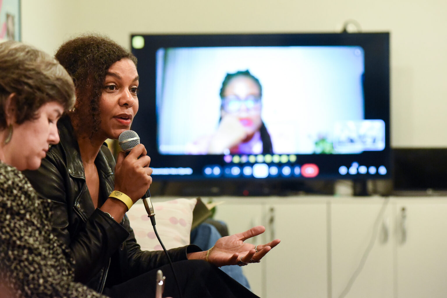 "O racismo é uma coisa branca. É o fardo das pessoas brancas", diz Nadia Yala Kisukidi Nadia Yala Kisukidi 102