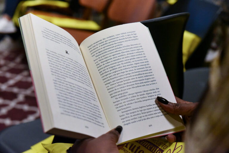 "O racismo é uma coisa branca. É o fardo das pessoas brancas", diz Nadia Yala Kisukidi Nadia Yala Kisukidi 110