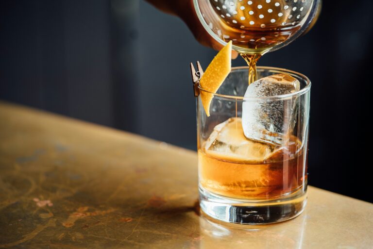 Os 10 drinks clássicos mais pedidos nos bares de São Paulo e suas mil variações OLD FASHIONED adam jaime dmkmrNptMpw unsplash