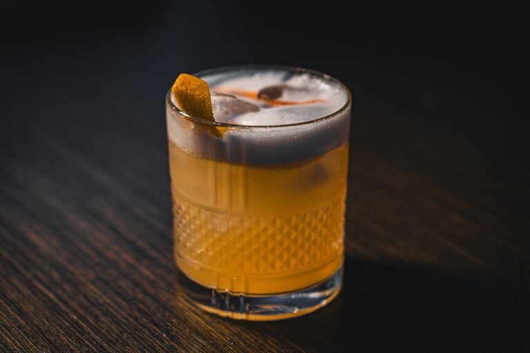 Os 10 drinks clássicos mais pedidos nos bares de São Paulo e suas mil variações WHISKY SOUR poul hoang 1Q1XtVgzo0I unsplash