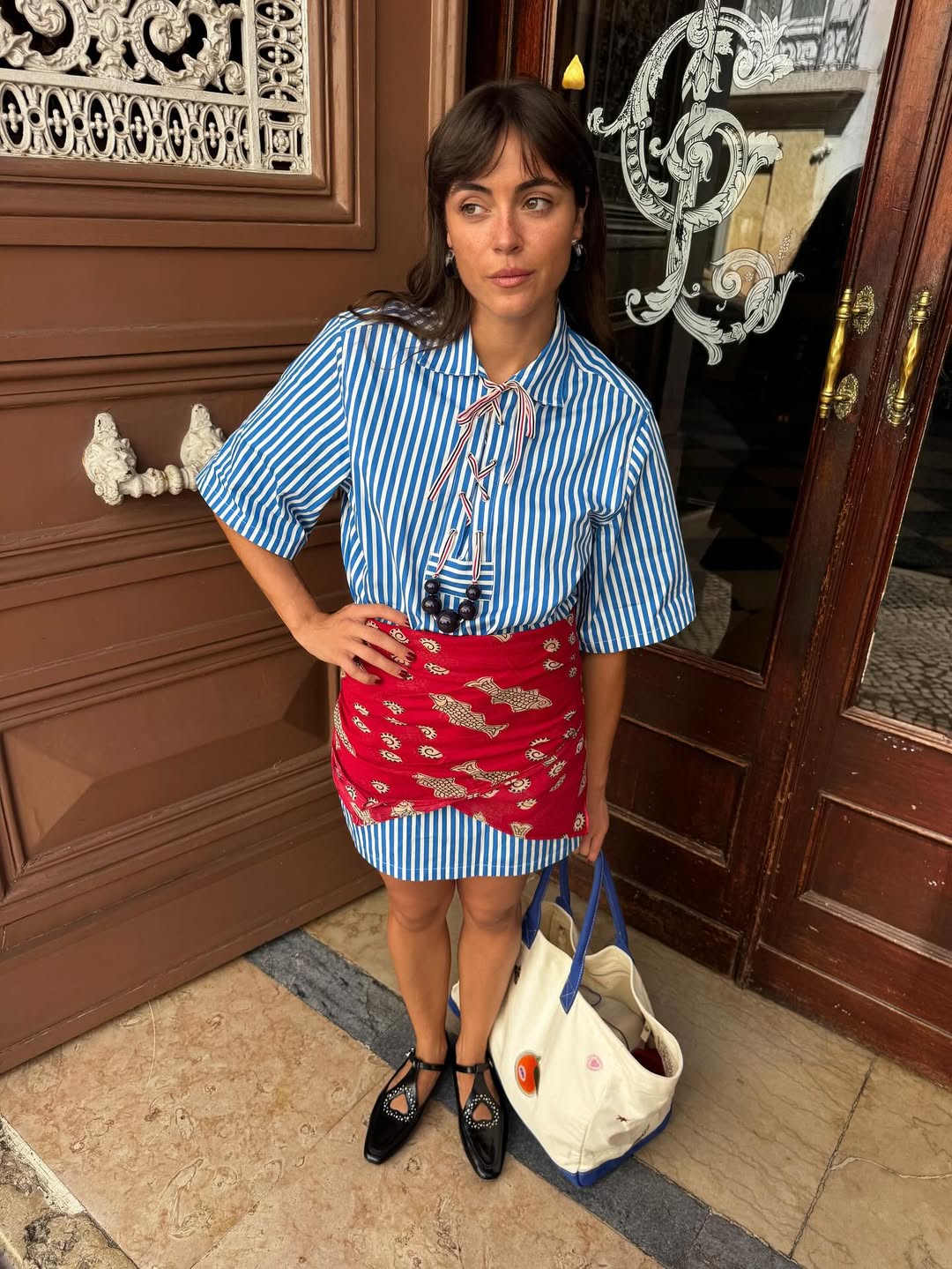 6 looks com vermelho-tomate para você se apaixonar pela cor tendência looks com vermelho-tomate