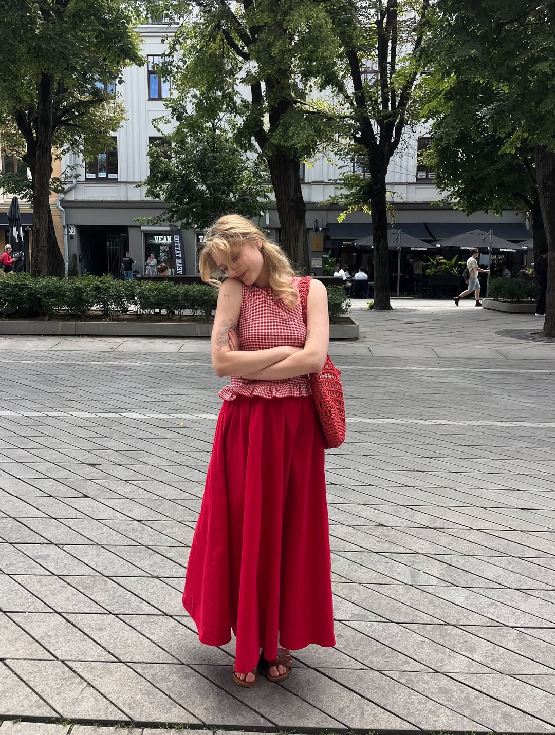 6 looks com vermelho-tomate para você se apaixonar pela cor tendência looks com vermelho-tomate