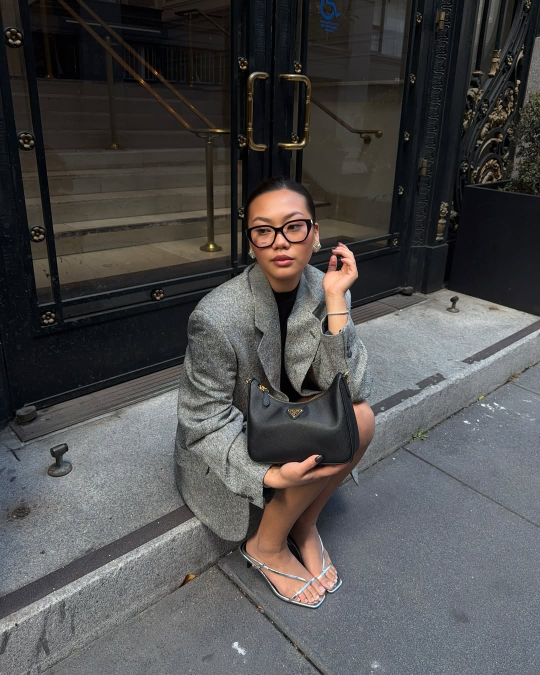 looks com sandalias metalizadas