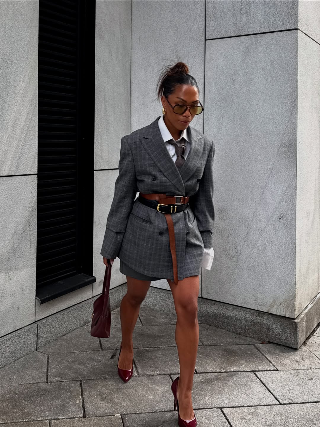 Looks com dois cintos são a nova tendência do momento looks com dois cintos