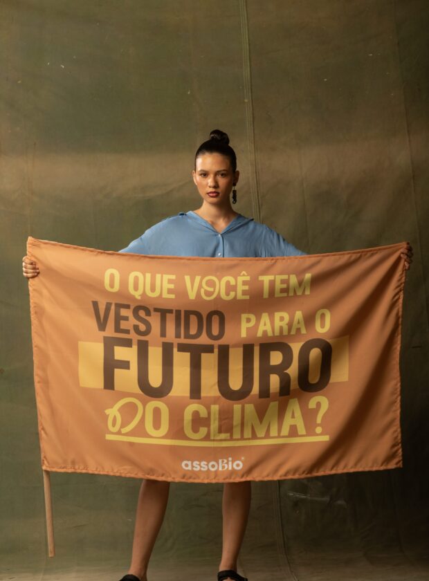 Moda na COP30: Um dos poucos eventos sobre moda na COP30: desfile-manifesto “Vestir Amazônia, Reflorestar o Clima”, organizado pela AssoBio e pela Riachuelo.