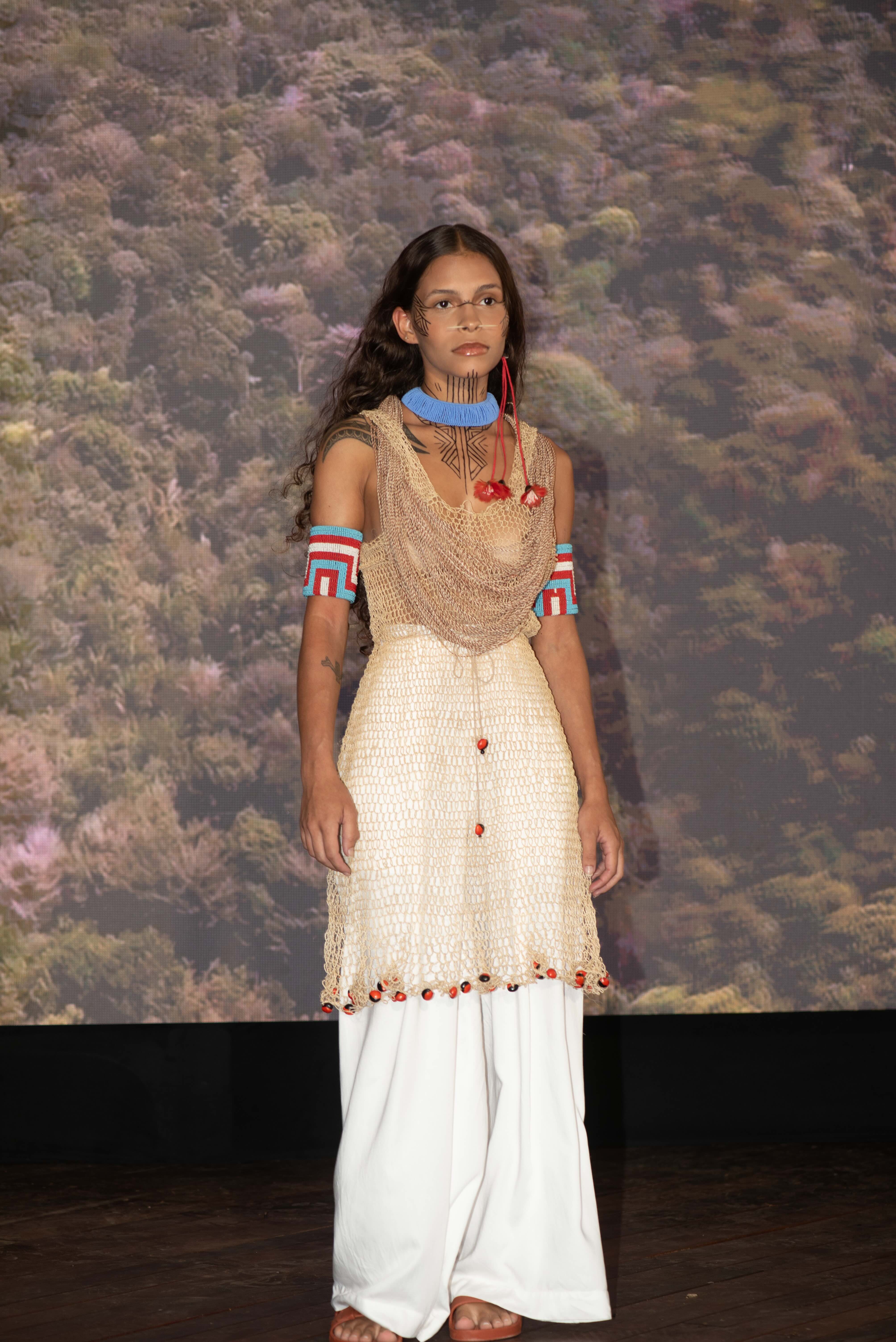 O que está por trás da presença tímida da moda na COP30 Moda na COP30: Um dos poucos eventos sobre moda na COP30: desfile-manifesto “Vestir Amazônia, Reflorestar o Clima”, organizado pela AssoBio e pela Riachuelo.