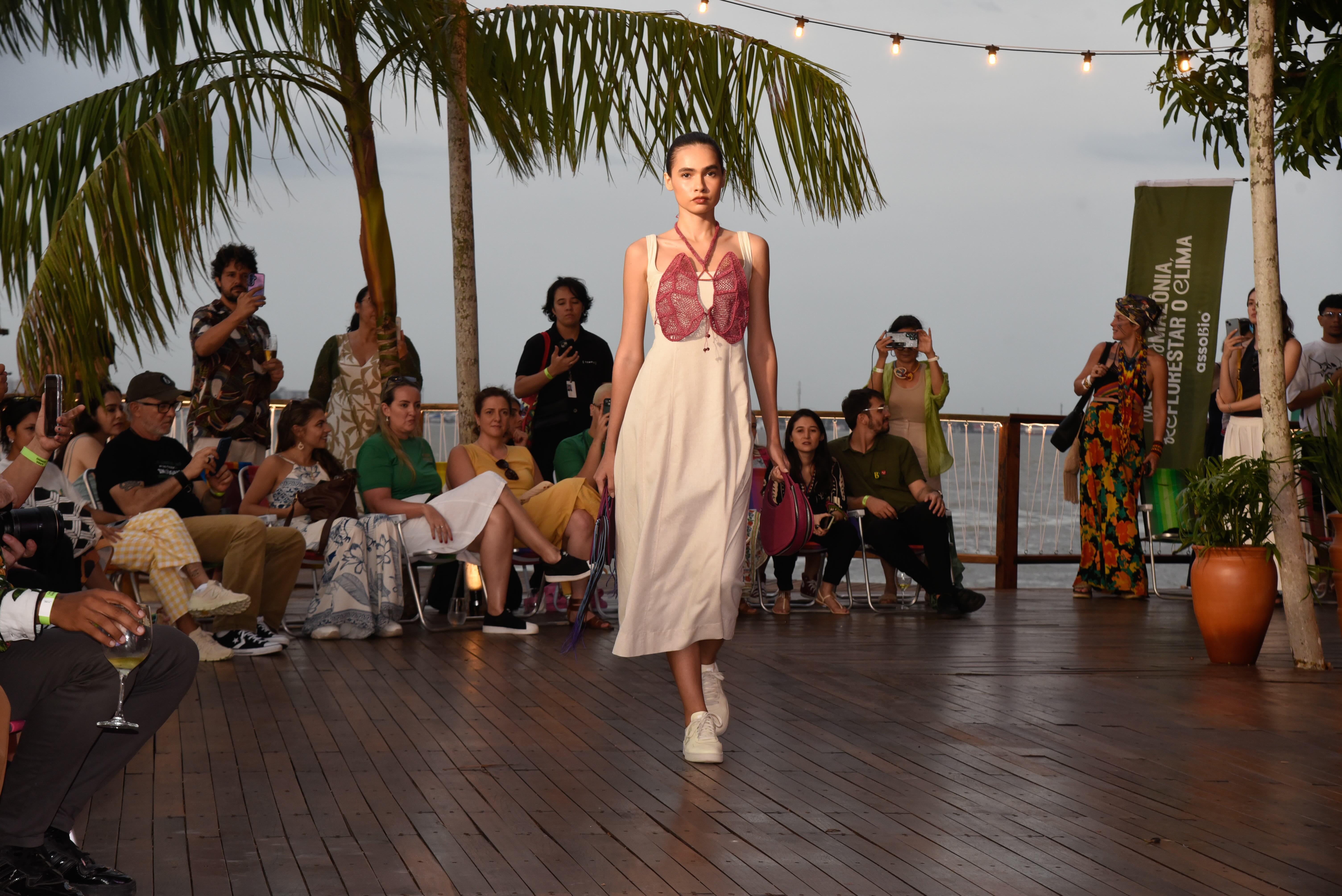 O que está por trás da presença tímida da moda na COP30 Moda na COP30: Um dos poucos eventos sobre moda na COP30: desfile-manifesto “Vestir Amazônia, Reflorestar o Clima”, organizado pela AssoBio e pela Riachuelo.