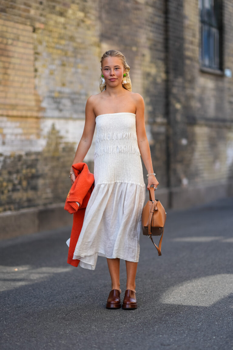 5 jeitos de usar tamanco agora tamanco 2611 GettyImages 2165783365