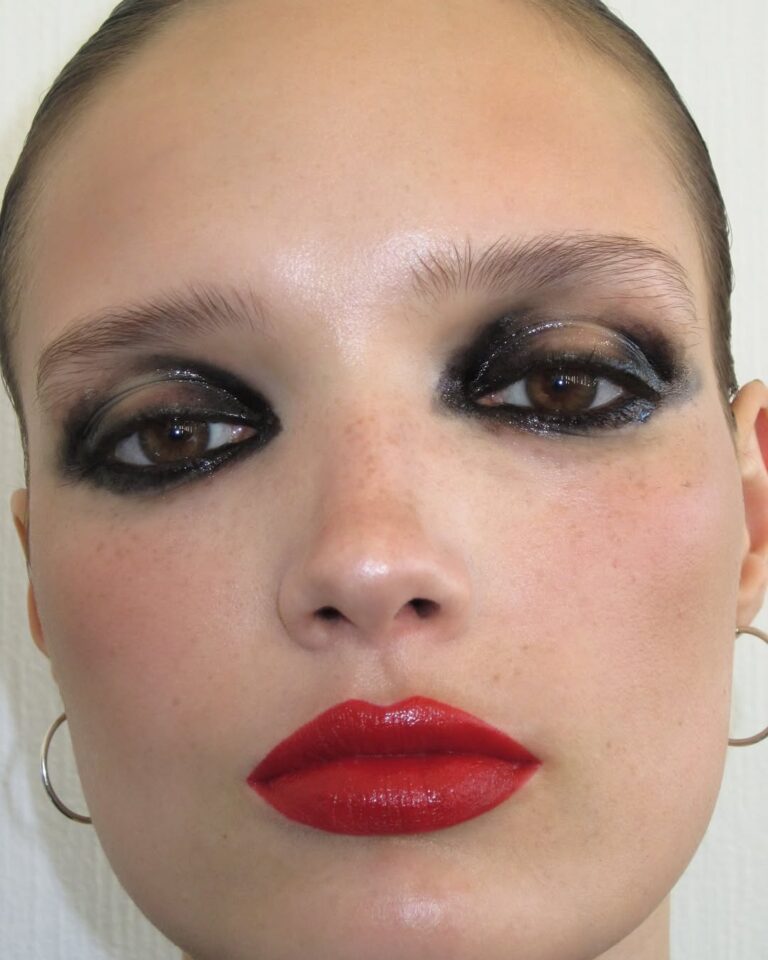 Seria 2026 o ano da maquiagem gótica? 7 inspirações para entrar no mood maquiagem gótica