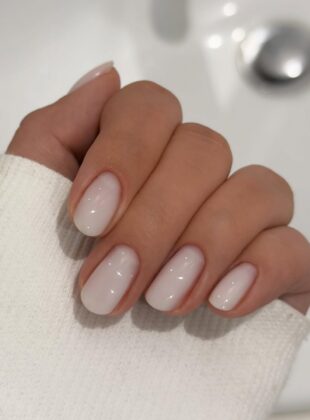 Cloud Dancer: 7 maneiras de incluir a cor do ano da Pantone na nail art cor do ano da Pantone