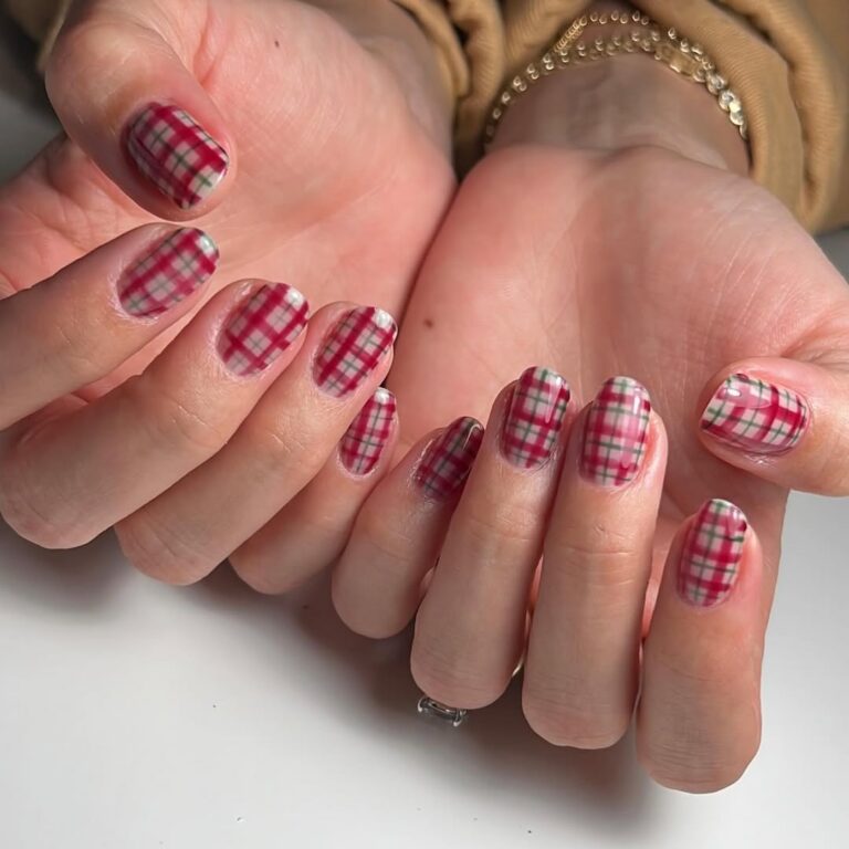 Unhas decoradas para o Natal: 7 opções para aderir à tendência 587728537 18028275473777410 3244365056990433099 n