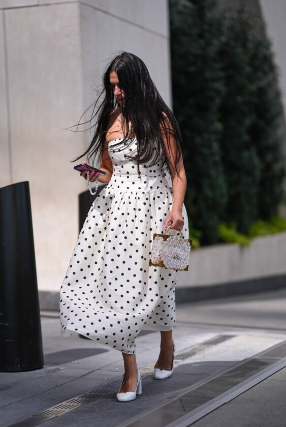 5 looks com vestidos mídi para você apostar nas festas de fim de ano looks com vestidos mídi