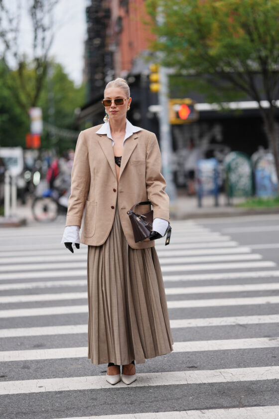 looks com saia plissada