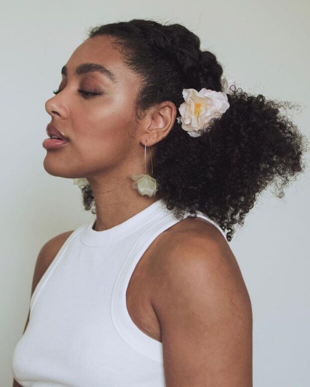 7 penteados para cabelos crespos para se inspirar neste final de ano penteados para cabelos crespos