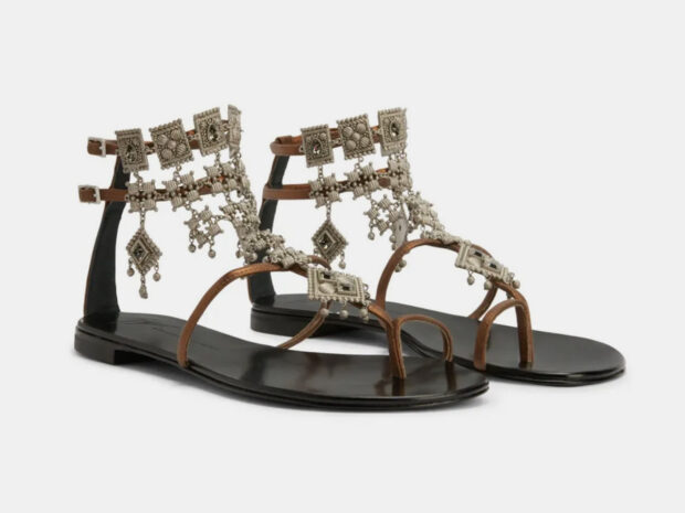 Sandália rasteira: 13 apostas certeiras para os dias quentes Sandalia rasteira dez 19 Giuseppe Zanotti