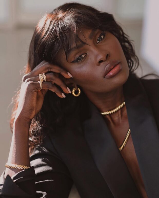 Os braceletes dourados são a tendência de acessório desta temporada looks com braceletes dourados