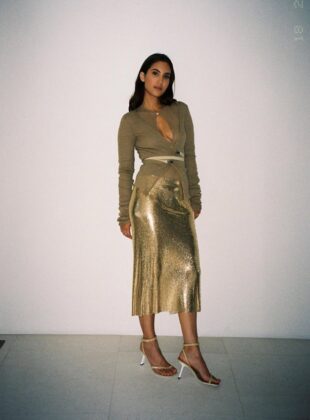 looks com sandálias douradas serão foco no Réveillon