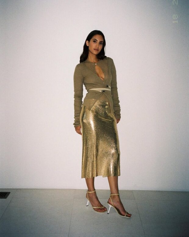  looks com sandálias douradas serão foco no Réveillon