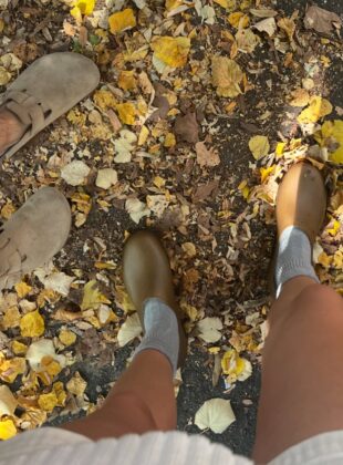 Este sapato estranho está conquistando as fashionistas no street style SaveClip.App 460980133 503520319148666 2278704465863989384 n