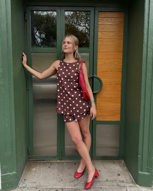 A estampa poá é o segredo para tirar seus looks do sério looks com estampa poá