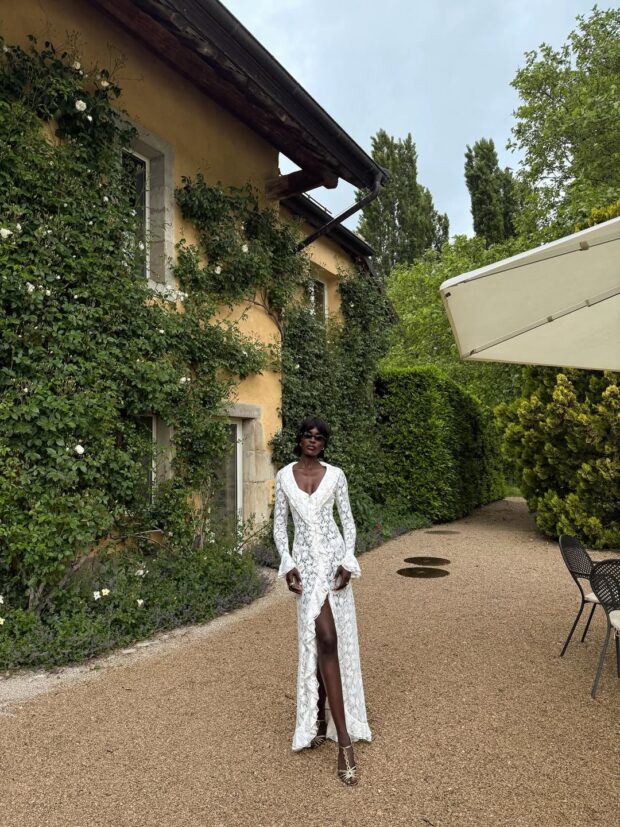  looks com sandálias douradas serão foco no Réveillon