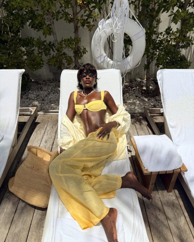 Vai passar a virada na praia? 5 looks de Réveillon perfeitos para a ocasião looks de Réveillon