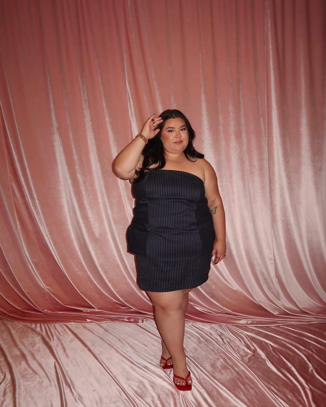 A sandália de dedo e saltinho é uma das favoritas do verão sandalia de dedo e saltinho