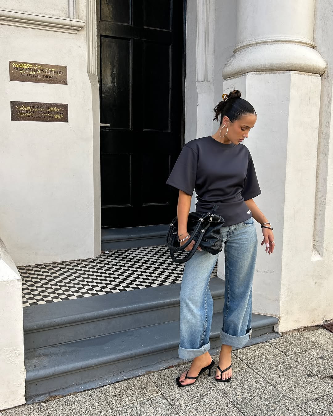 A sandália de dedo e saltinho é uma das favoritas do verão sandalia de dedo e saltinho